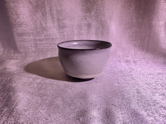 Why does a wood-fired black cerammic Jianzhan cup emit a dusty smell when hot water is poured in?
