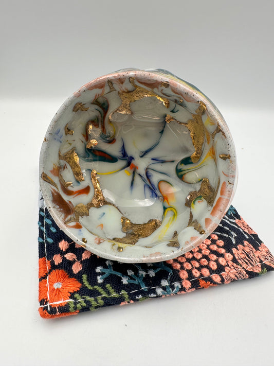 手捏彩色描金杯子 Hand-pinched multicolored gold-accented cup