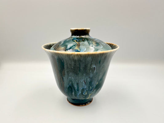 A stunning Gaiwan 器型優雅,低調奢華的花色,由景德鎮匠人所創作的作品
