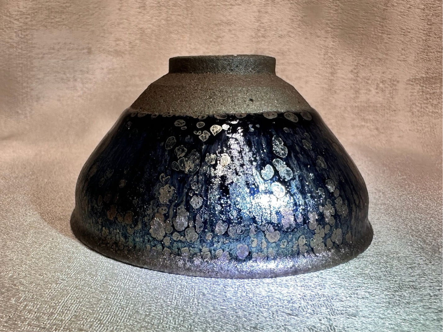Black glaze pink rose oil droplet and hare’s fur pattern tied mouth shape cup, ChenJiaHui