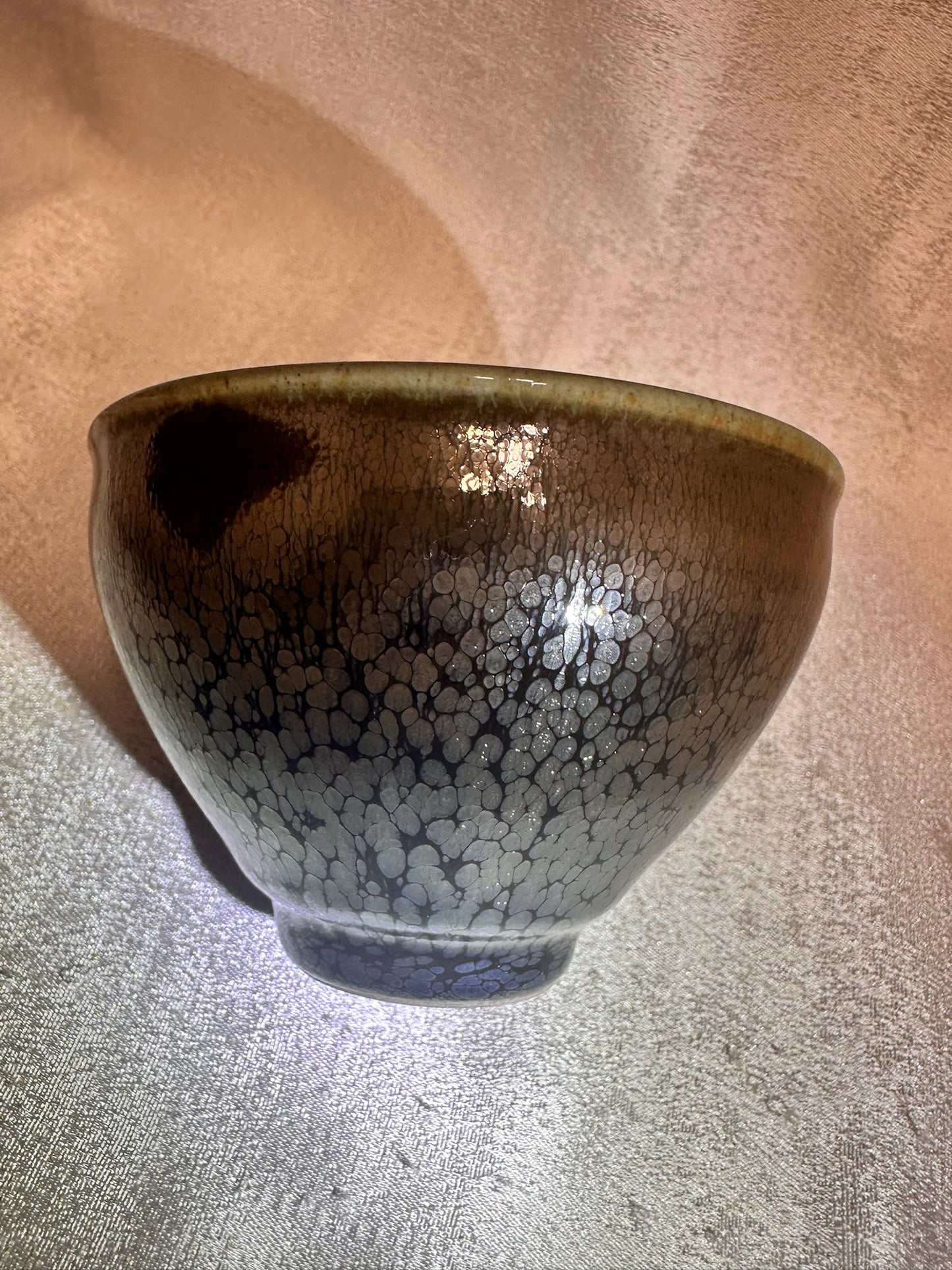 Double sided glaze, fully glazed exterior black glaze silver oil droplet pattern interior jade-like green glaze tied mouth shape