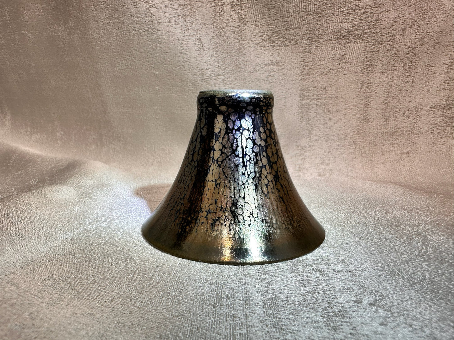 Super thin iron-rich clay body, black glaze golden hare’s fur and oil droplet pattern flared mouth shape cup