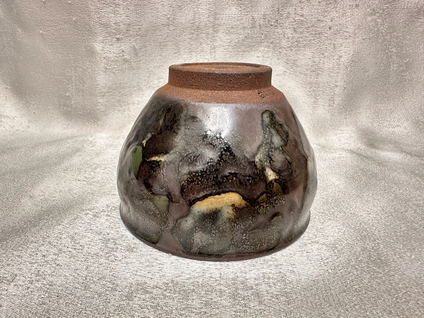 Brown glaze kiln transformed jade-like green and white mountain river scenery tied mouth shape cup
