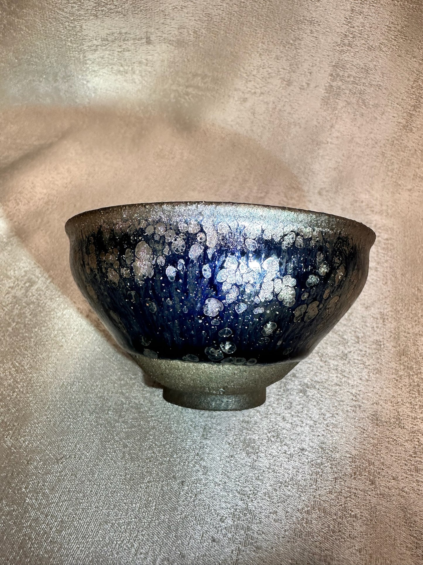 Black glaze pink rose oil droplet and hare’s fur pattern tied mouth shape cup, ChenJiaHui