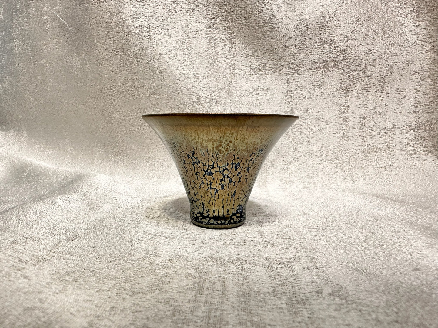 Super thin iron-rich clay body, black glaze golden hare’s fur and oil droplet pattern flared mouth shape cup