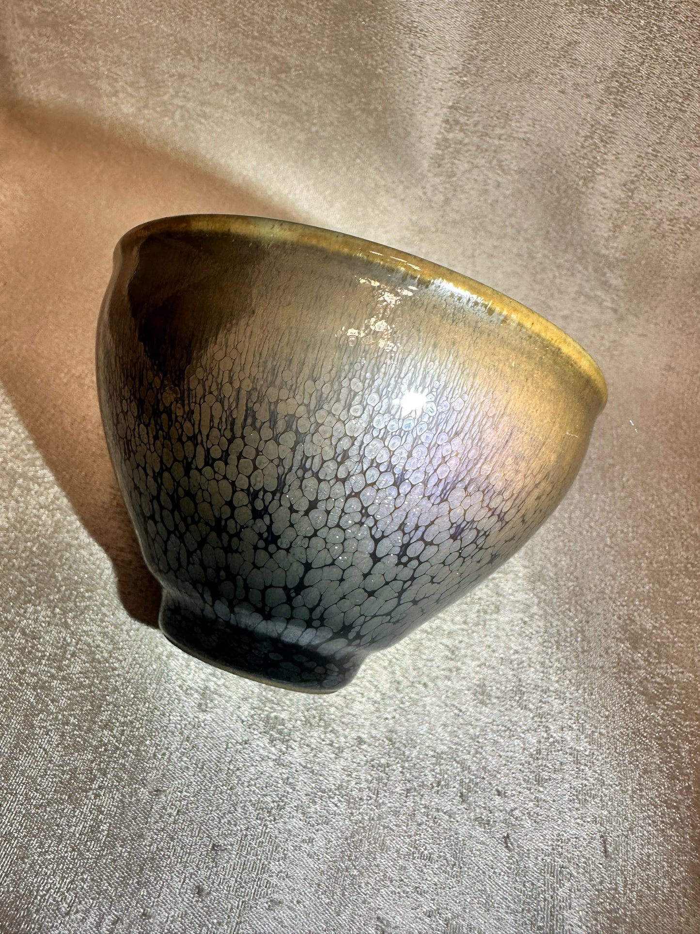 Double sided glaze, fully glazed exterior black glaze silver oil droplet pattern interior jade-like green glaze tied mouth shape