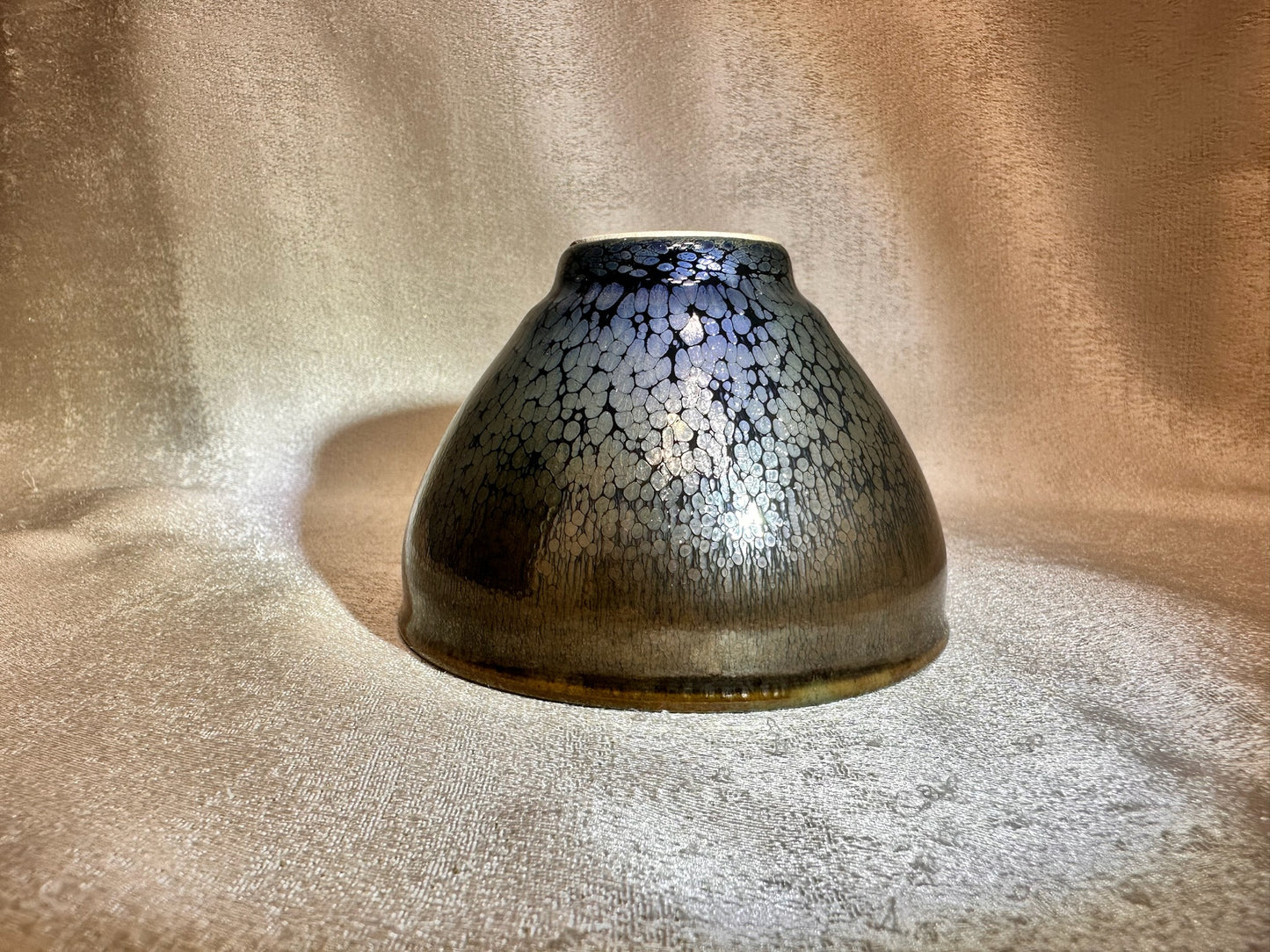 Double sided glaze, fully glazed exterior black glaze silver oil droplet pattern interior jade-like green glaze tied mouth shape