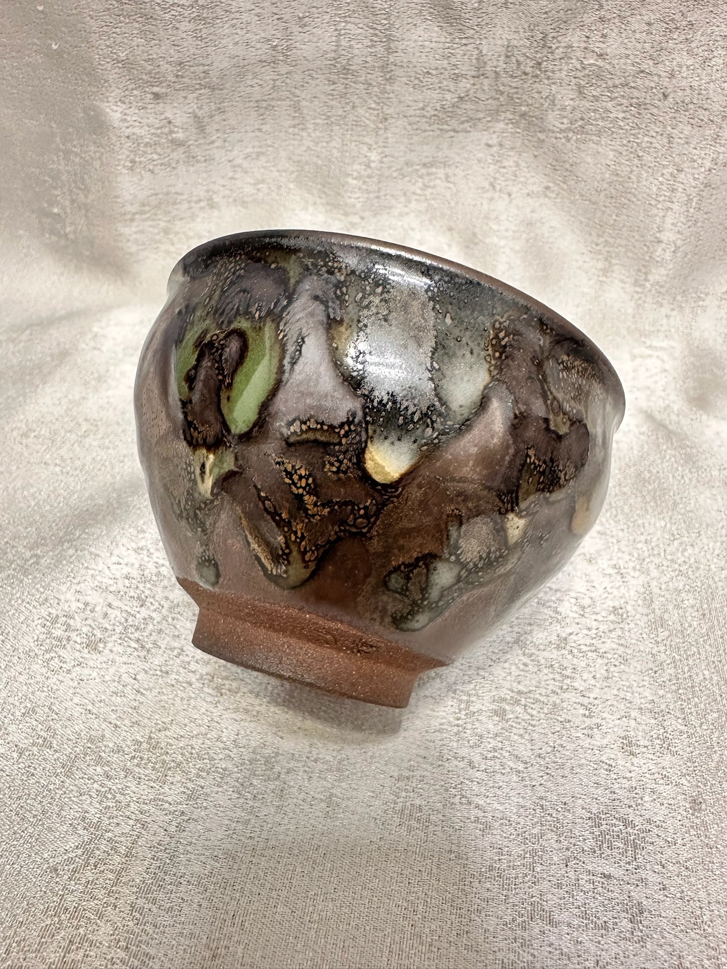 Brown glaze kiln transformed jade-like green and white mountain river scenery tied mouth shape cup