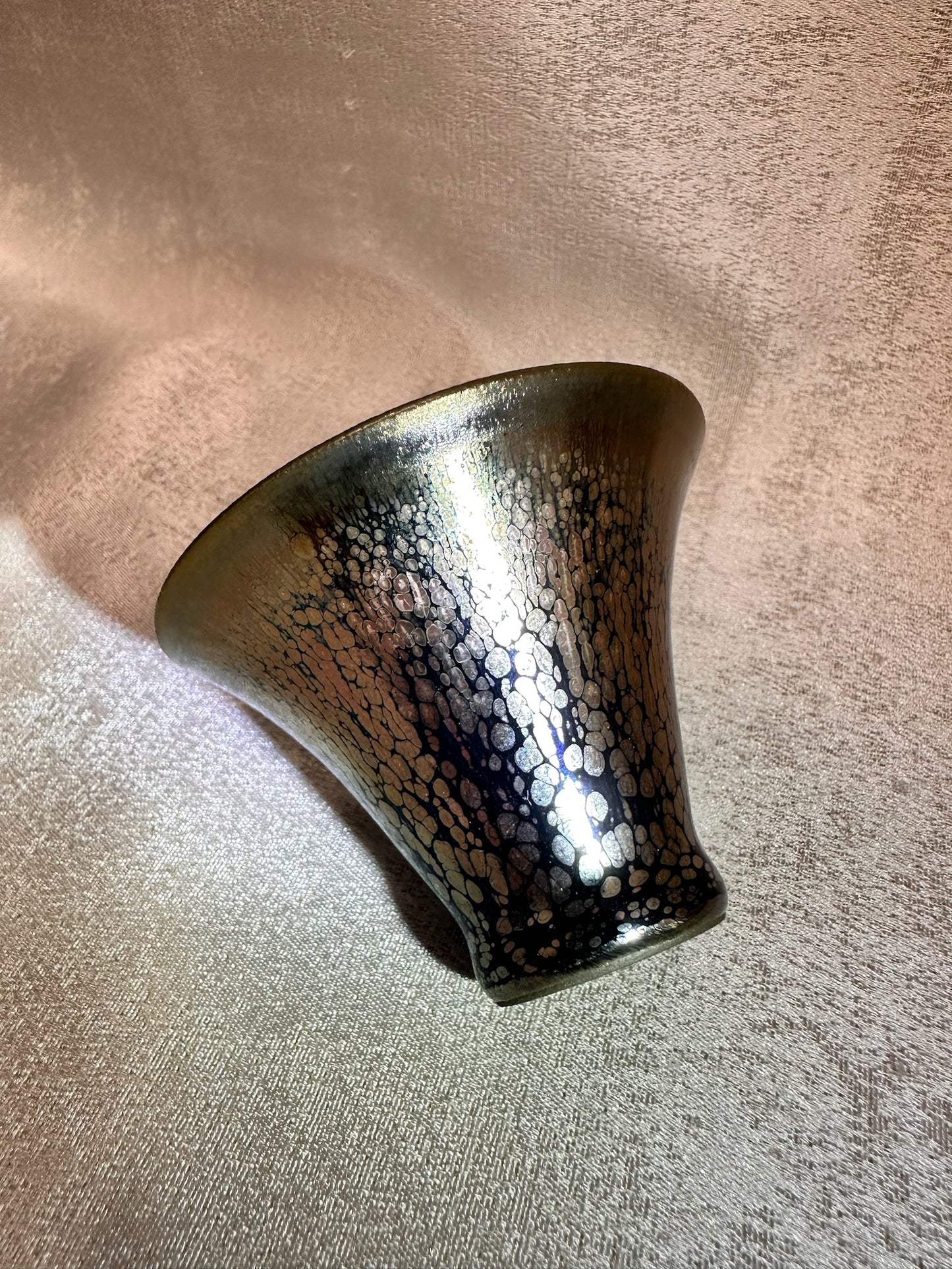 Super thin iron-rich clay body, black glaze golden hare’s fur and oil droplet pattern flared mouth shape cup