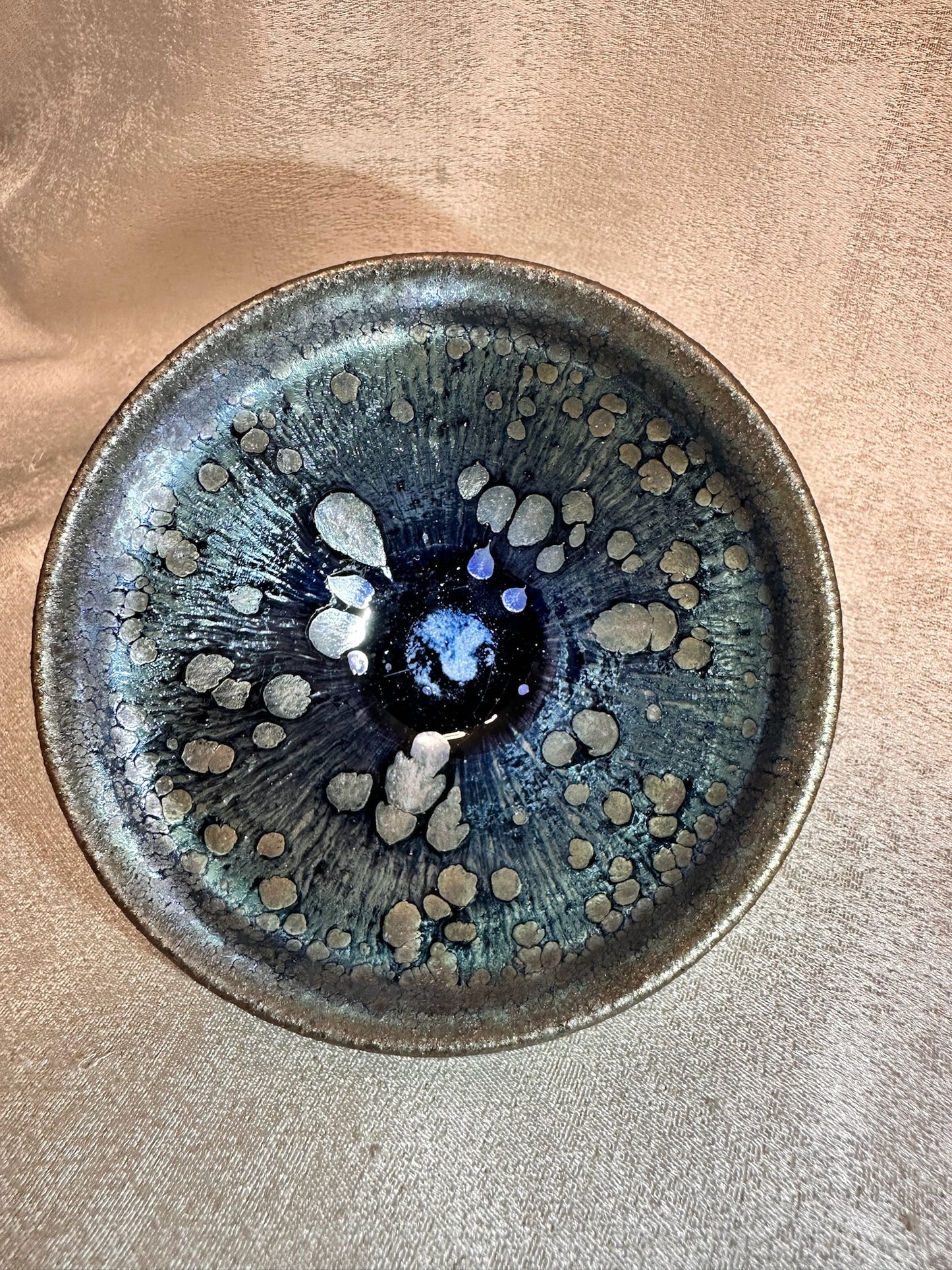 Black glaze pink rose oil droplet and hare’s fur pattern tied mouth shape cup, ChenJiaHui