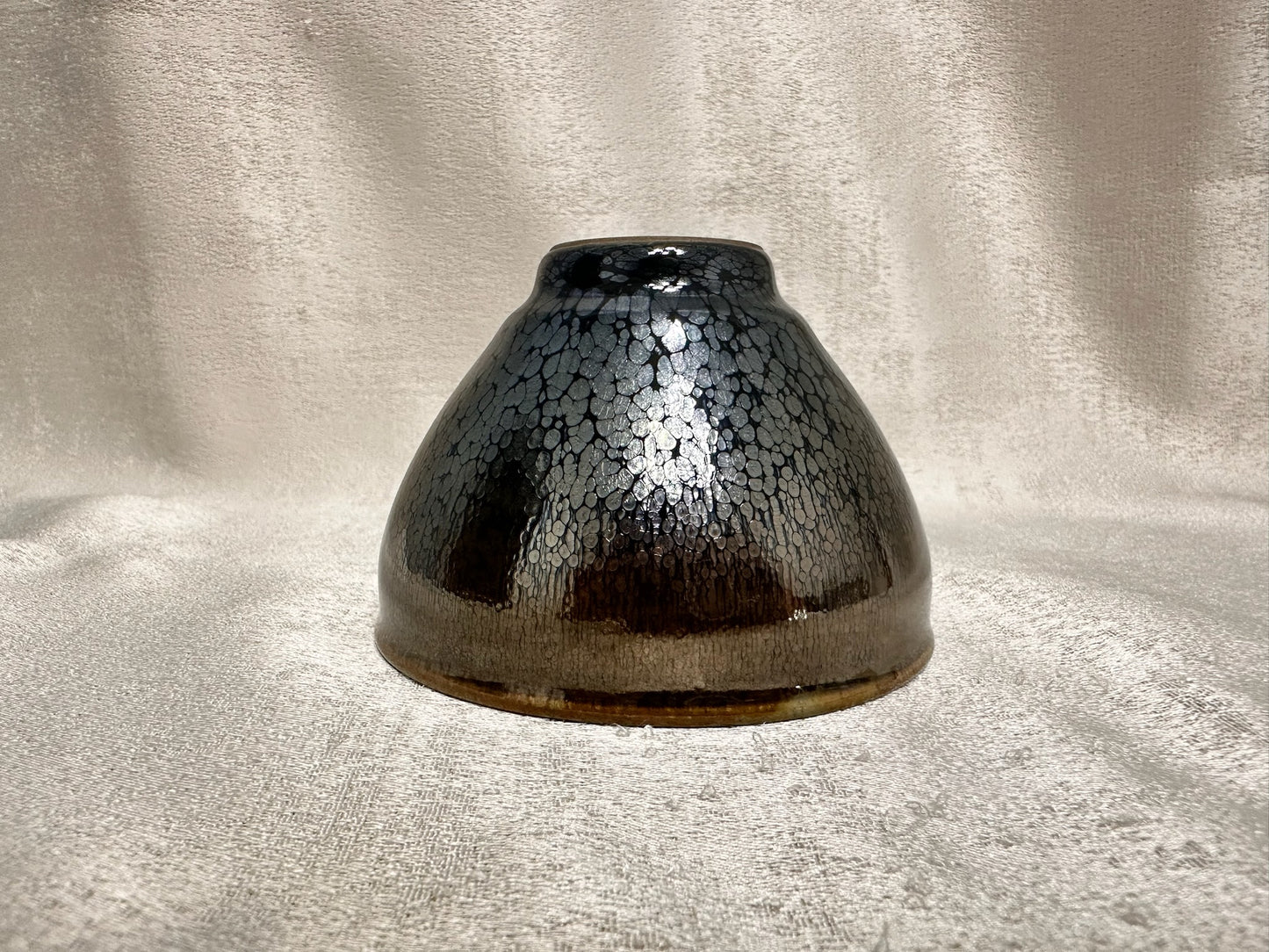 Double sided glaze, fully glazed exterior black glaze silver oil droplet pattern interior jade-like green glaze tied mouth shape