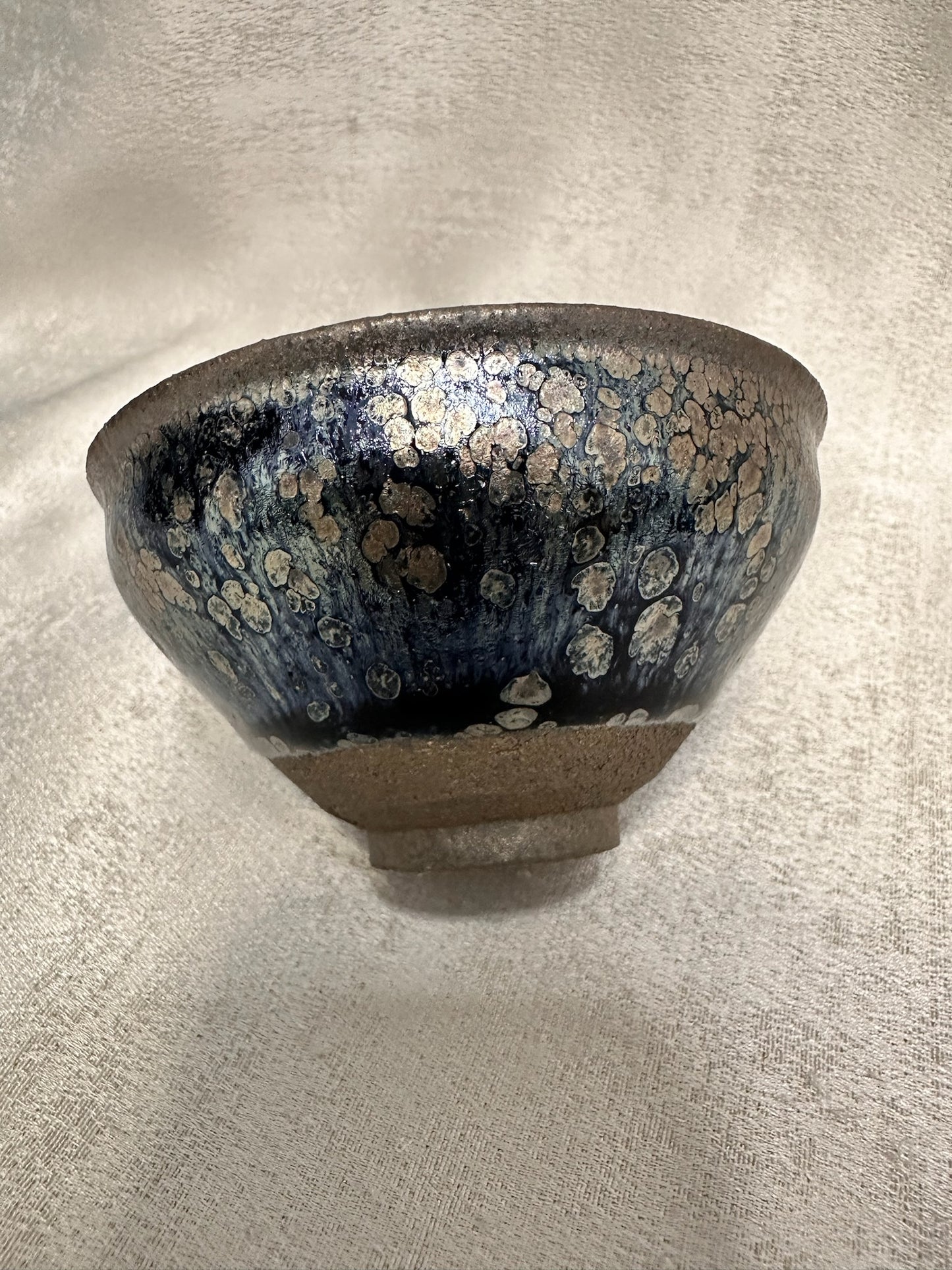 Black glaze pink rose oil droplet and hare’s fur pattern tied mouth shape cup, ChenJiaHui