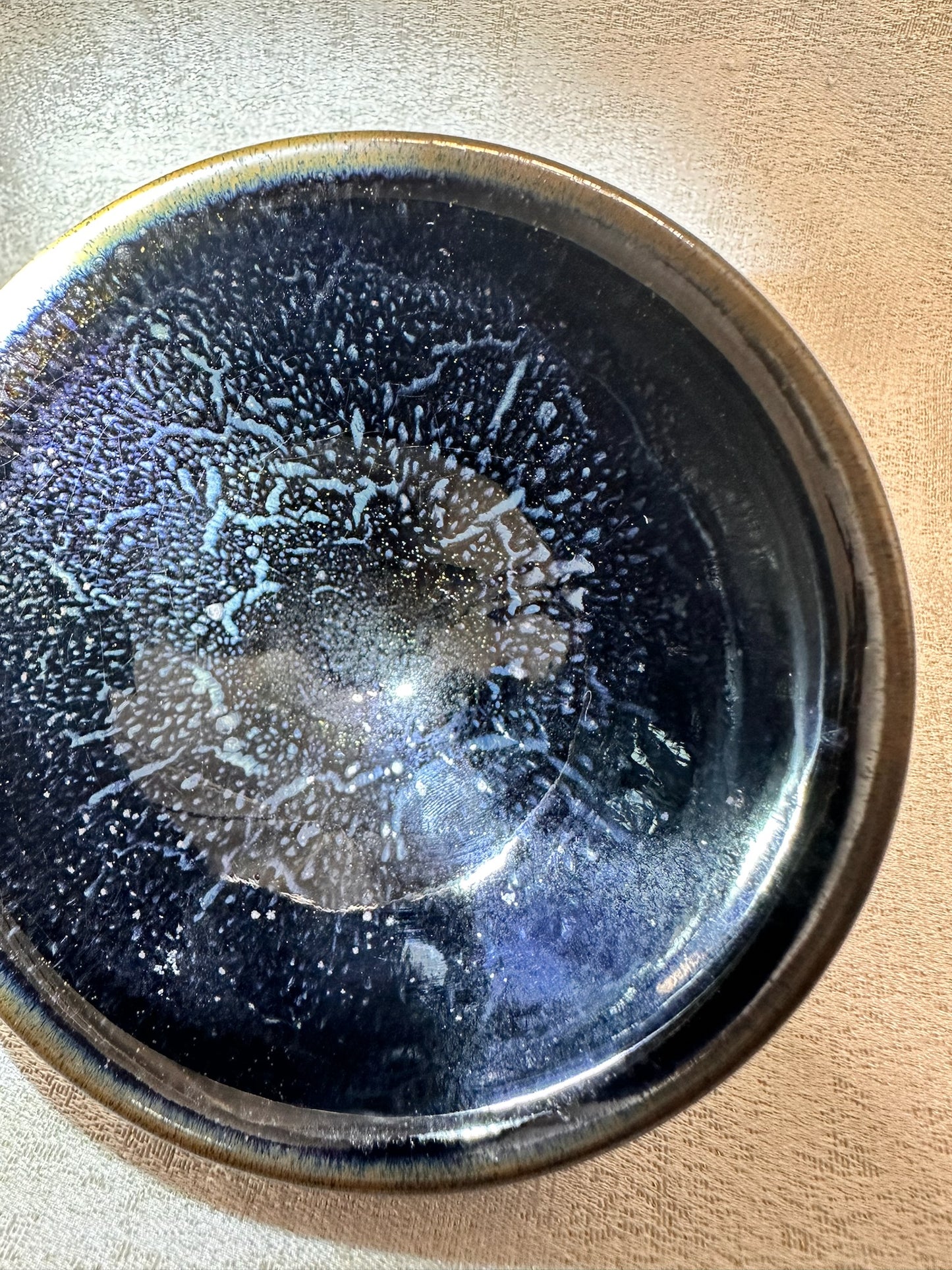 Golden rim black glaze blue rain drops kiln transformed pattern tied mouth shape black ceramic Jianzhan cup