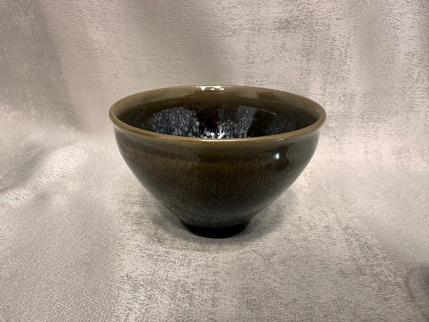 Double sided glaze, exterior tea foam color glaze interior black gold glaze silver oil droplet tied mouth shape