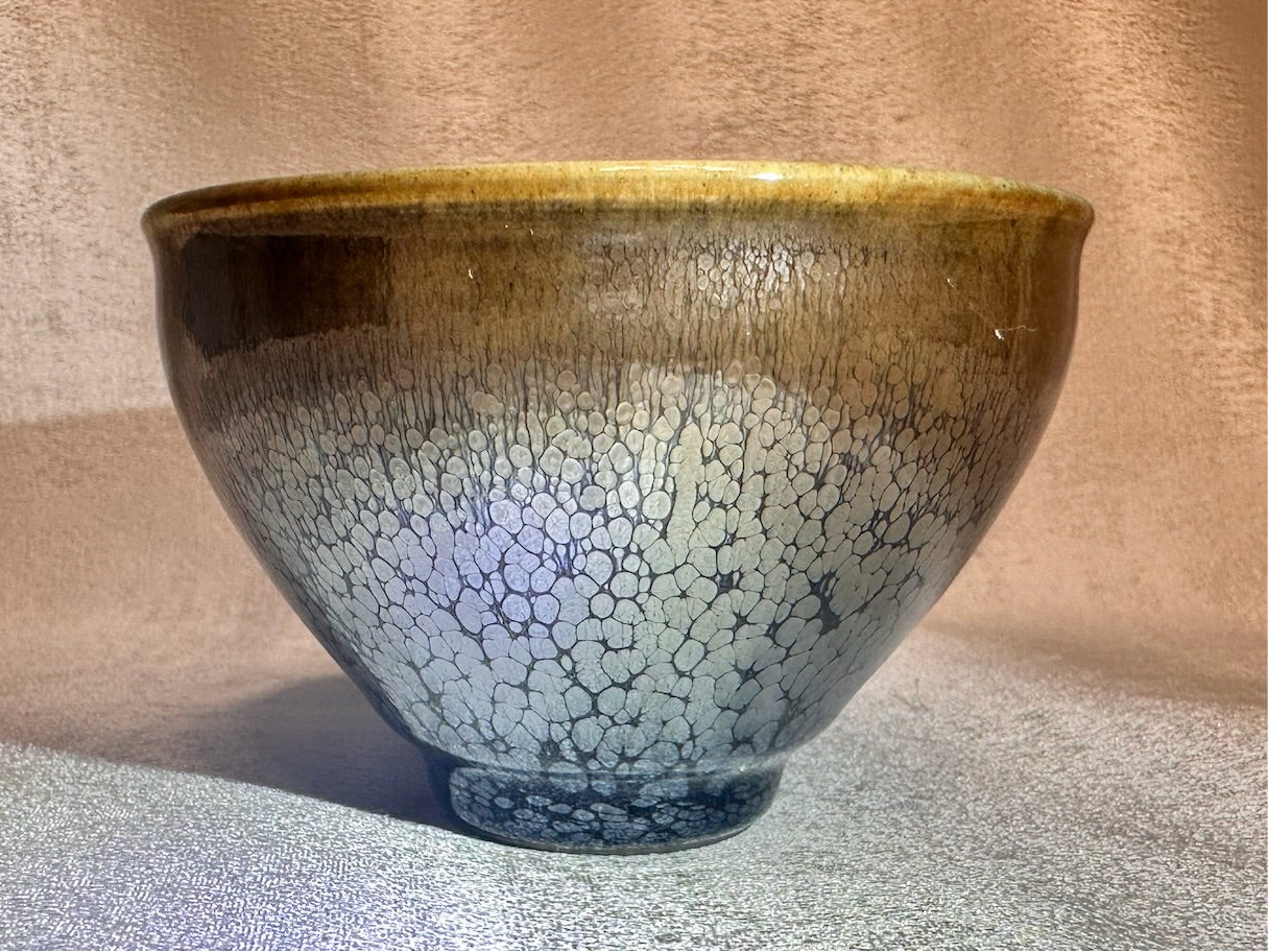 Double sided glaze, fully glazed exterior black glaze silver oil droplet pattern interior jade-like green glaze tied mouth shape