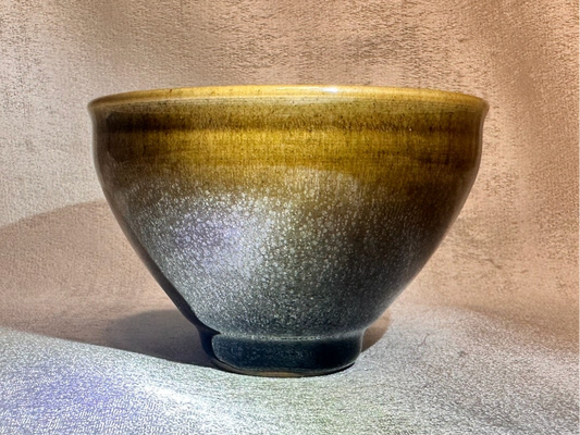 Double sided glaze, exterior tea foam color glaze interior black gold glaze silver oil droplet tied mouth shape