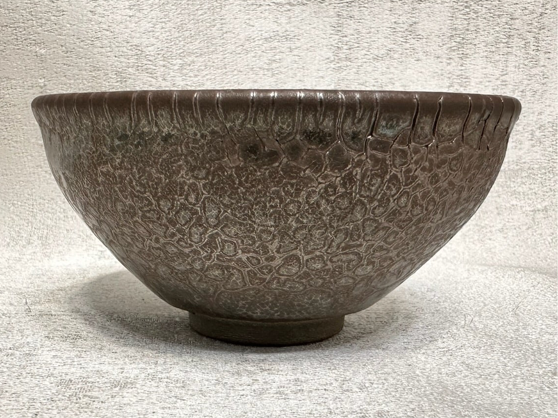 Dark brown crackled glaze armor (turtle shell) pattern tied mouth shape cup