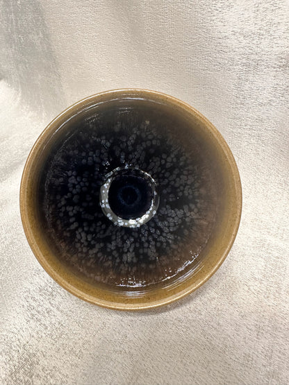 Double sided glaze, exterior tea foam color glaze interior black gold glaze silver oil droplet tied mouth shape