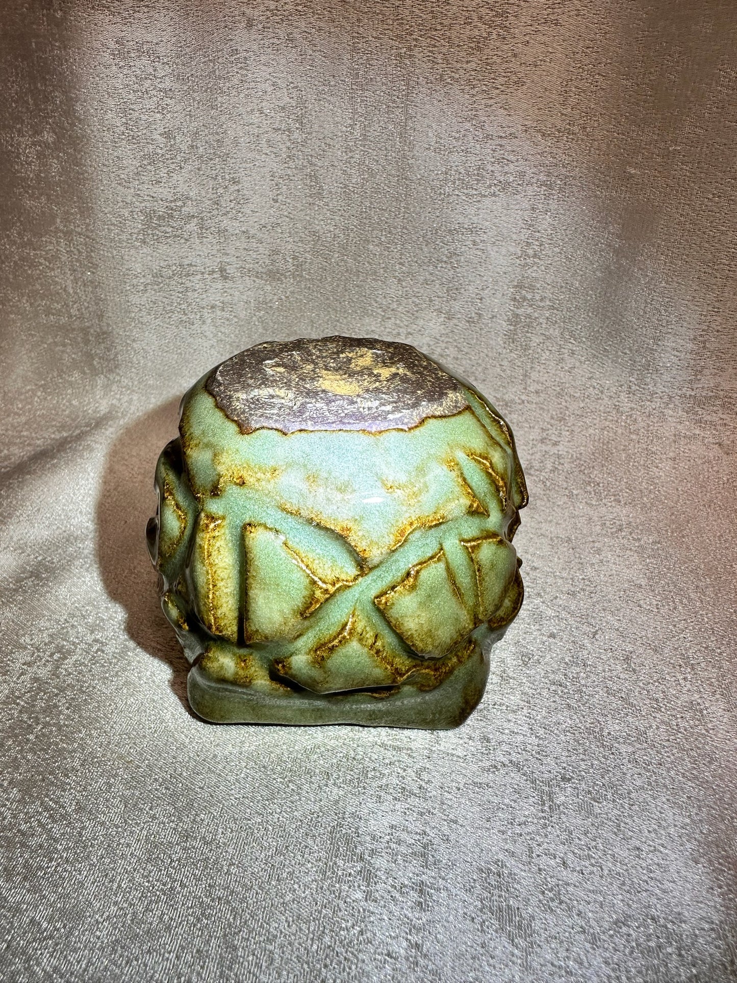 Jade-like glaze hand-carving pattern hand-pinched cup, GuPanHong