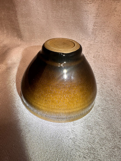 Double sided glaze, exterior tea foam color glaze interior black gold glaze silver oil droplet tied mouth shape