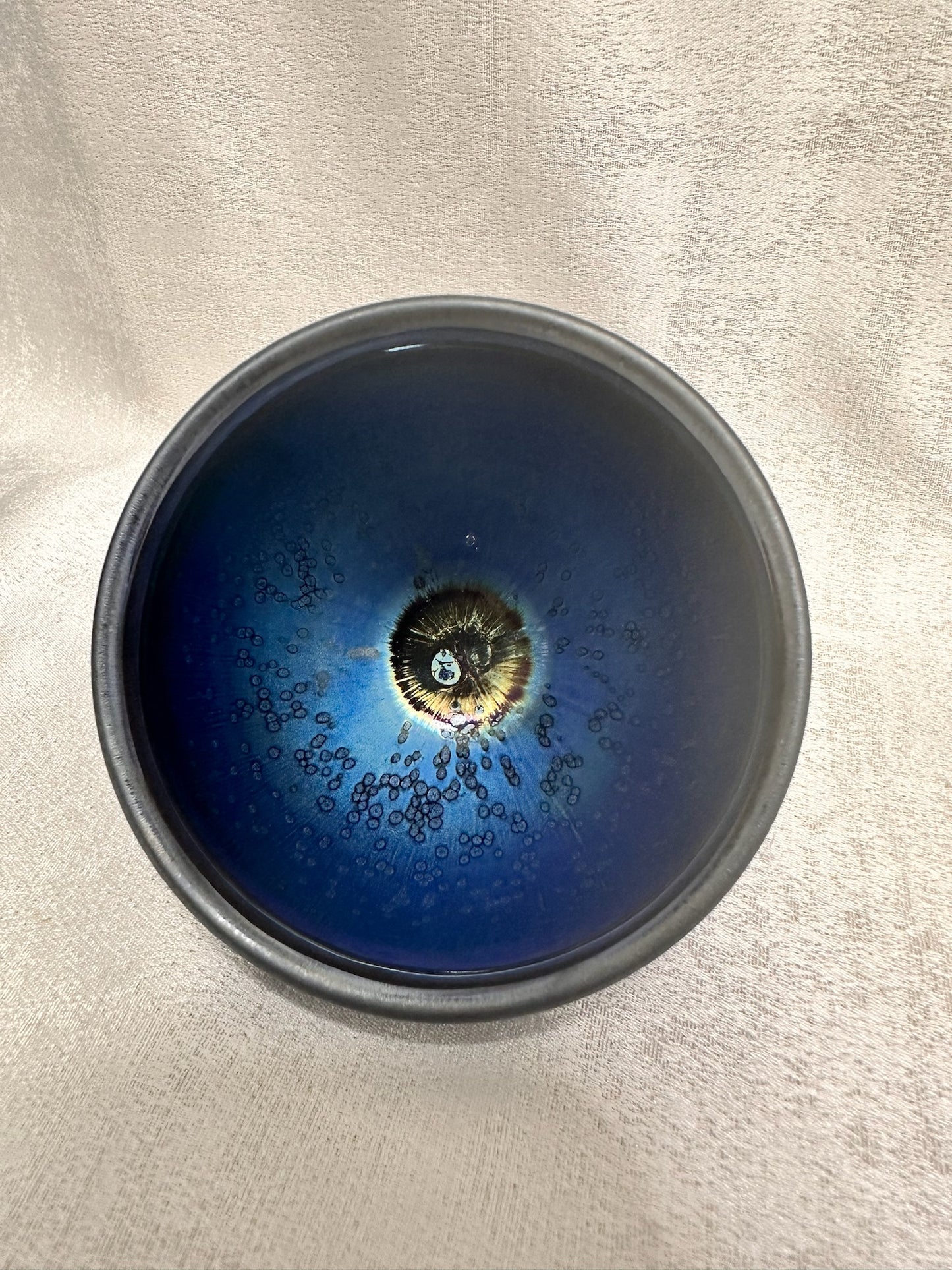Blue glaze metallic blue hare’s fur and oil droplet Yohen pattern tied mouth shape cup