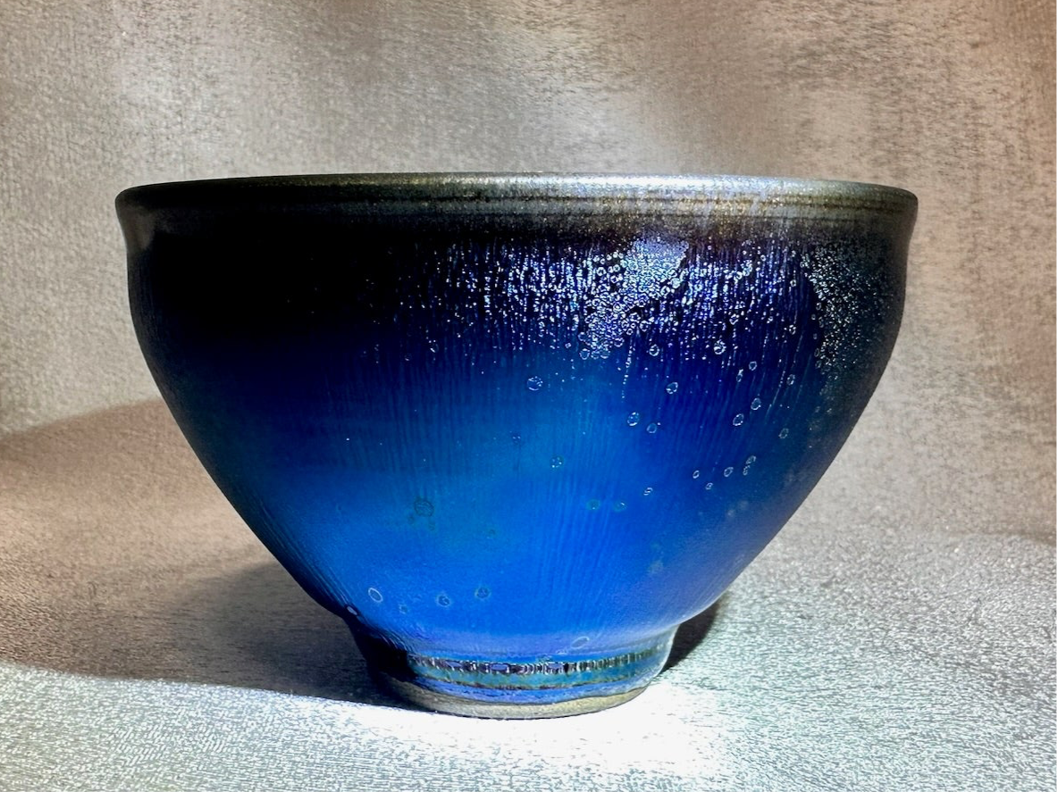 Blue glaze metallic blue hare’s fur and oil droplet Yohen pattern tied mouth shape cup