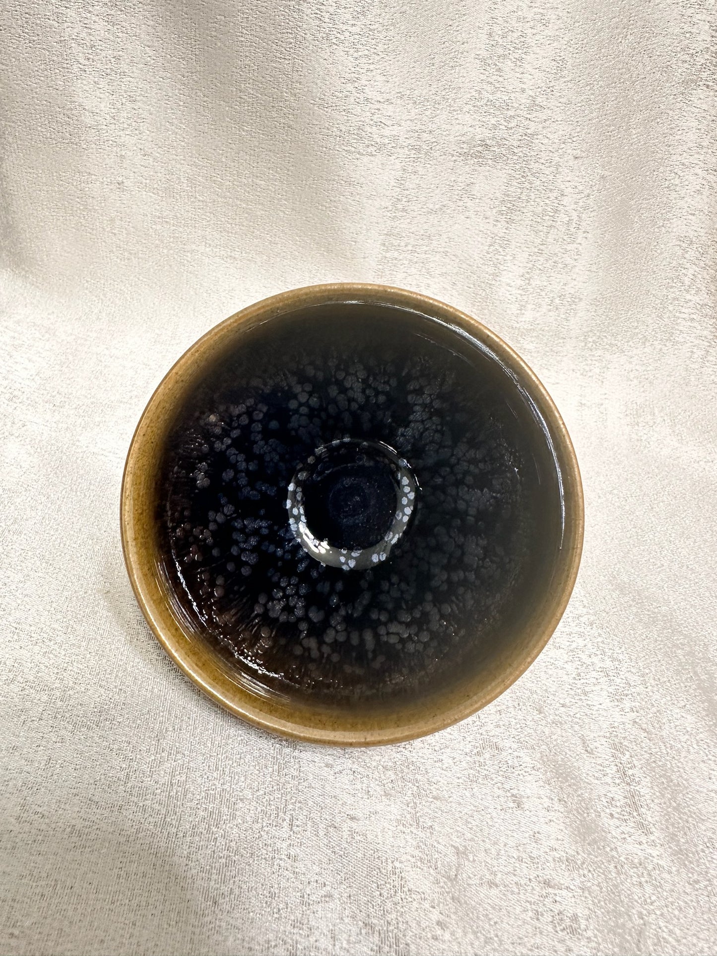 Double sided glaze, exterior tea foam color glaze interior black gold glaze silver oil droplet tied mouth shape