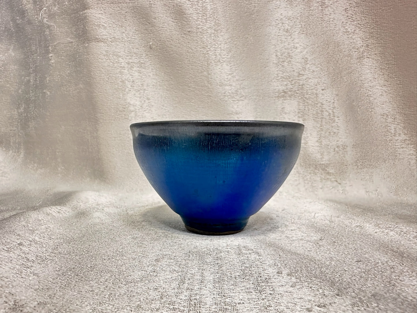 Blue glaze metallic blue hare’s fur and oil droplet Yohen pattern tied mouth shape cup